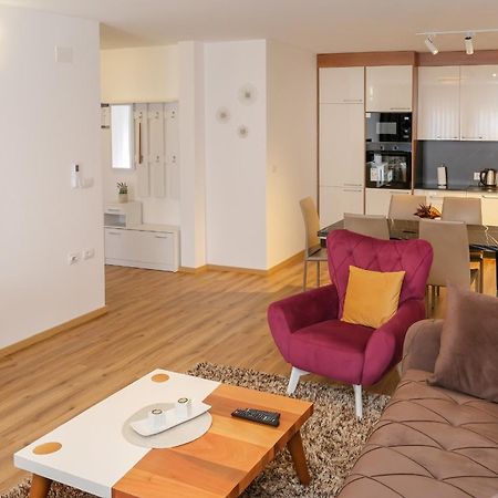 Nest Apartments Gjakova Esterno foto